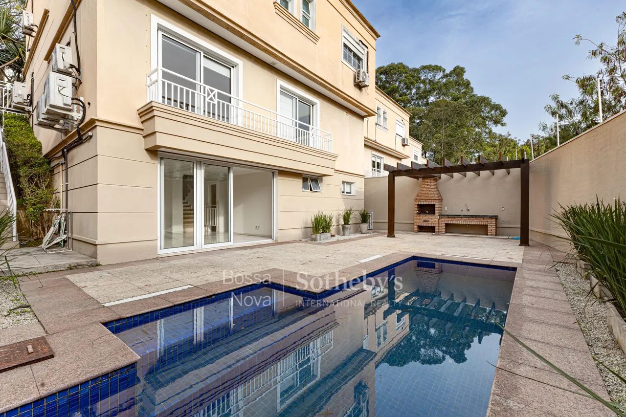 Casa reformada em condomínio com piscina privativa.