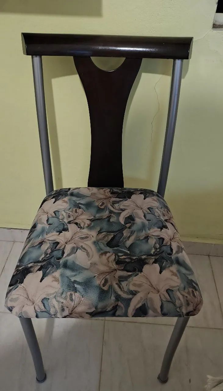 Vendo conj. 04 cadeiras 