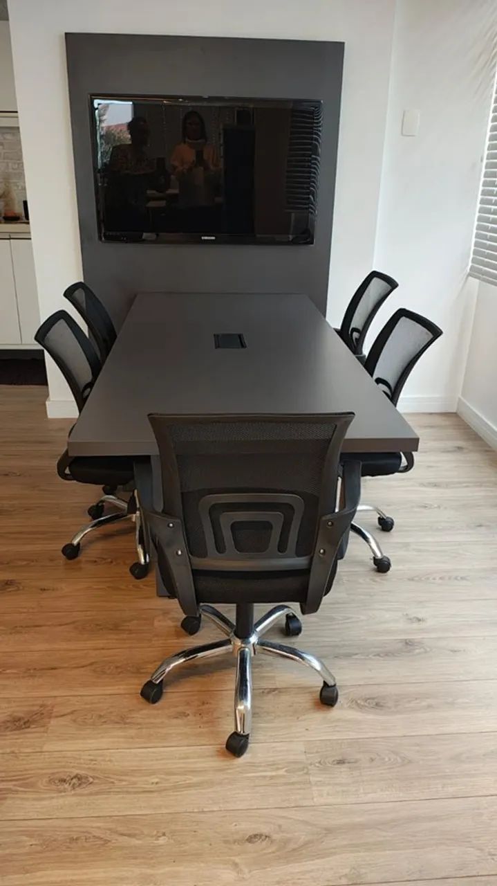 Conjunto mesa + painel com TV - sala de reuniões