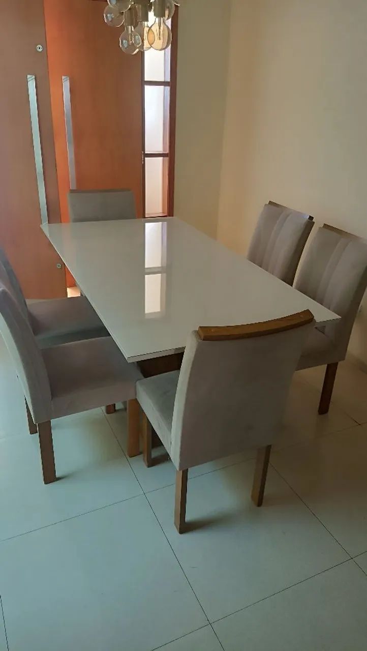 Mesa com 6 cadeiras 