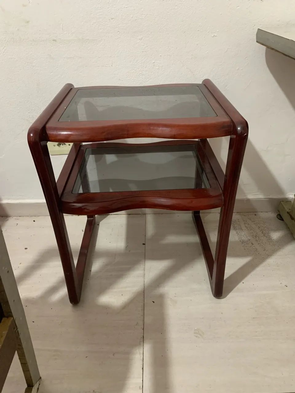 Mesa lateral/de canto de madeira com 2 tampos de vidro - Foto 3
