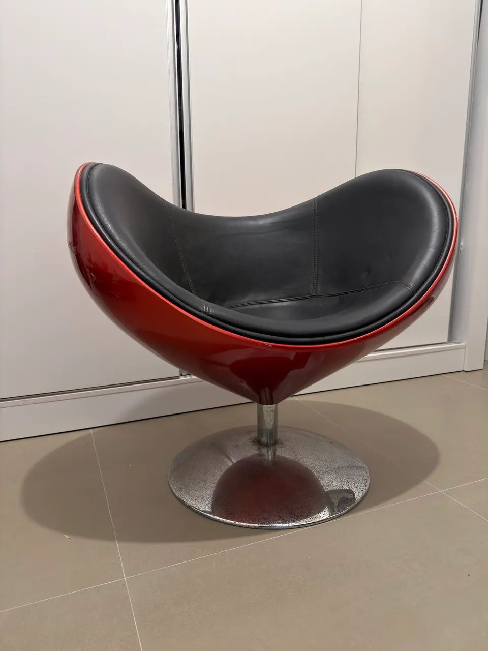 Cadeira Decorativa Estilo Egg / Ball Giratória - Vermelha e Preta - Foto 4