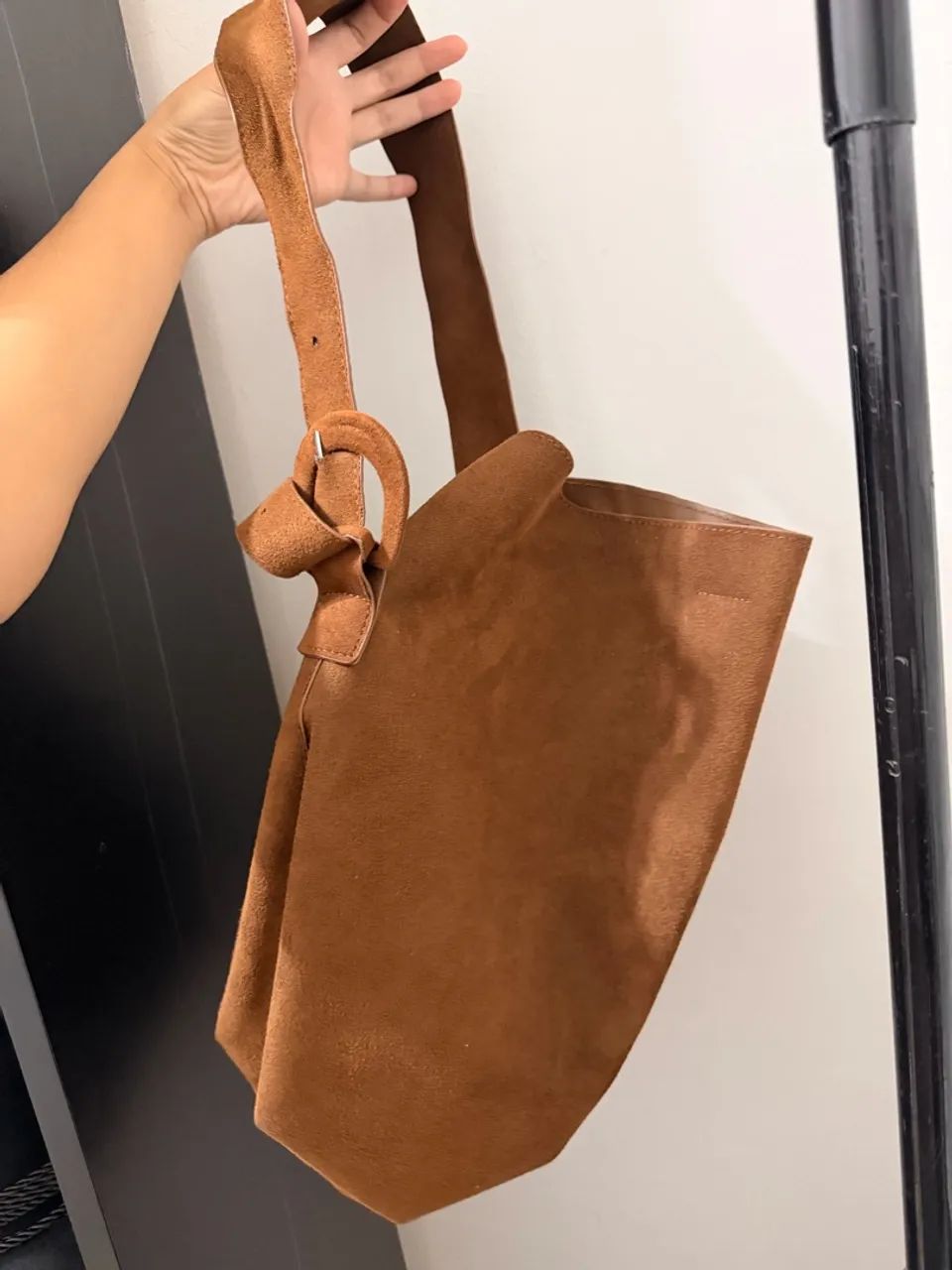 Bolsa saco aveludada em couro - Foto 2