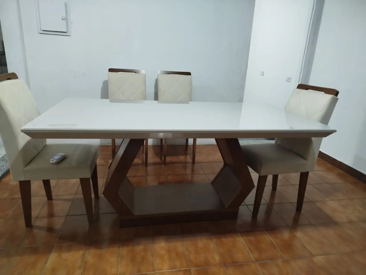 Mesa com tampa de vidro com 6 cadeiras  - Foto 2