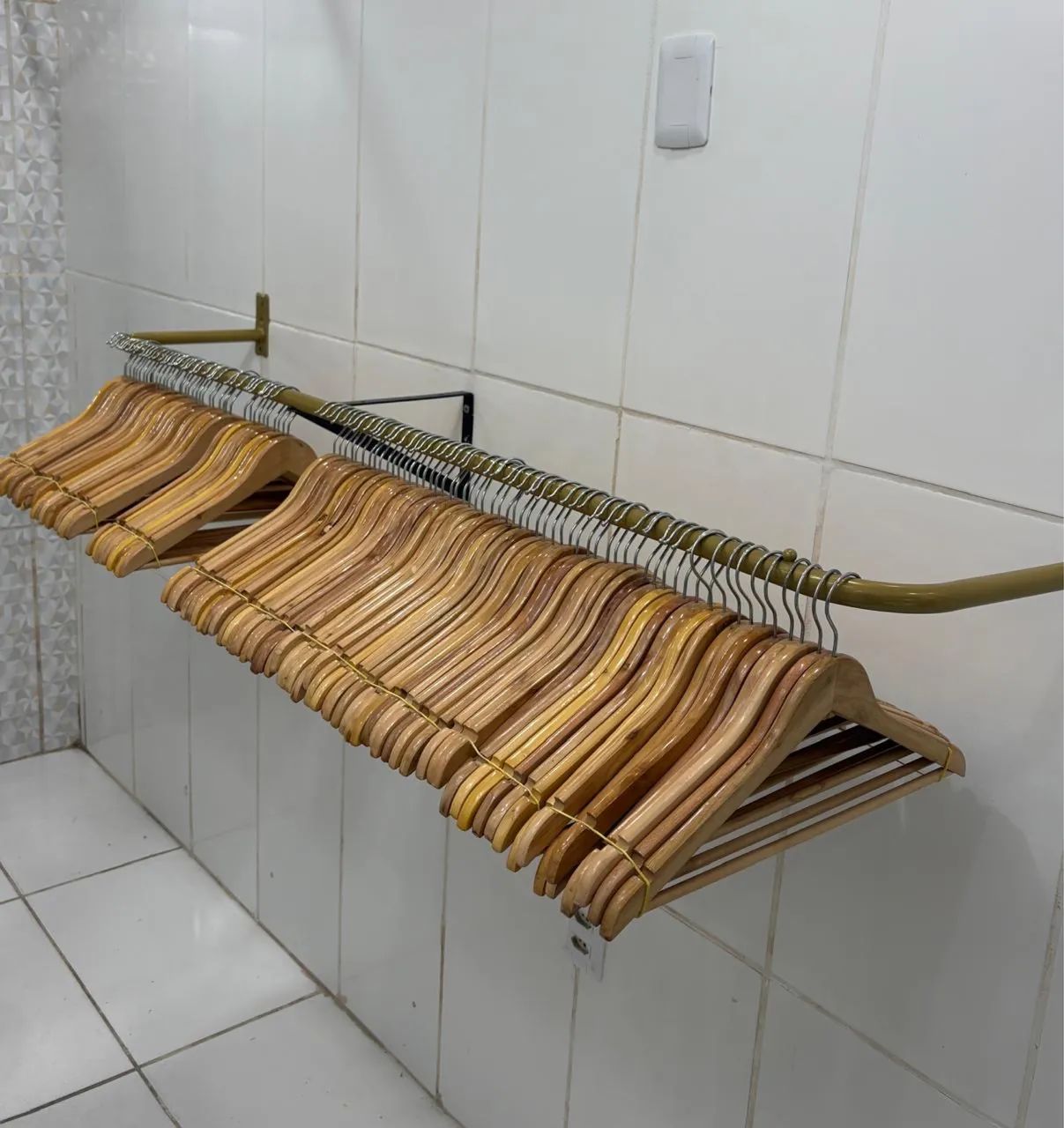 Cabides de madeira novos - Foto 2