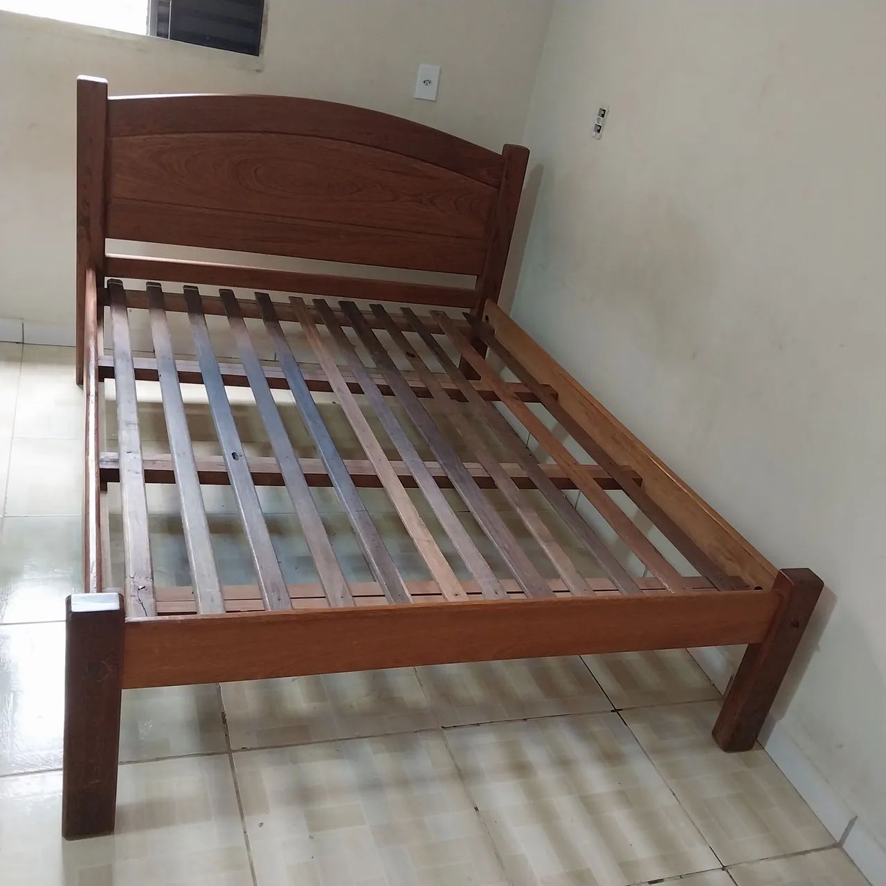 Cama de casal tamanho normal 