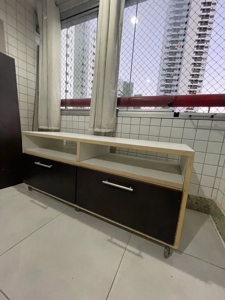 Rack para TV com 2 gavetas e nichos - Móvel de sala