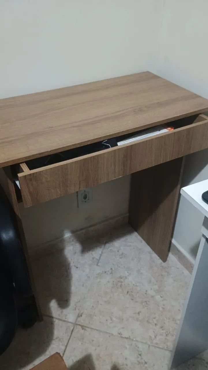 Mesa com gaveta