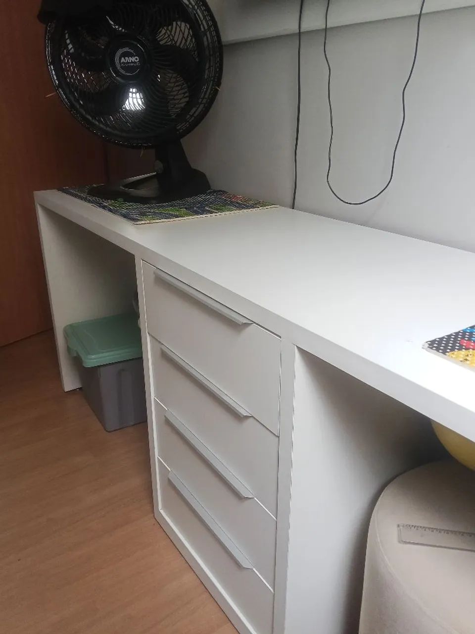 Escrivaninha branca com 4 gavetas  - Foto 5