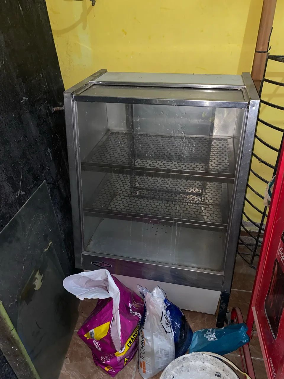 Prateleiras, expositor, portas e grade de ferro. 