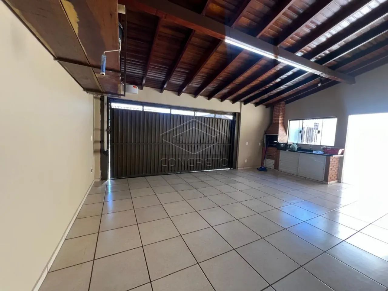 CASA DE ESQUINA COM COMÉRCIO DO LADO