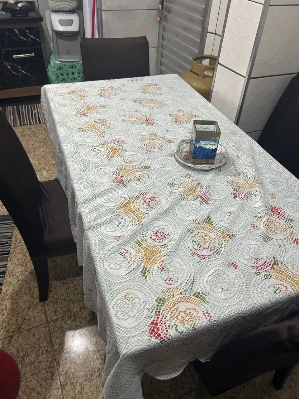 Estou vendendo essa mesa com 6 cadeiras  - Foto 2