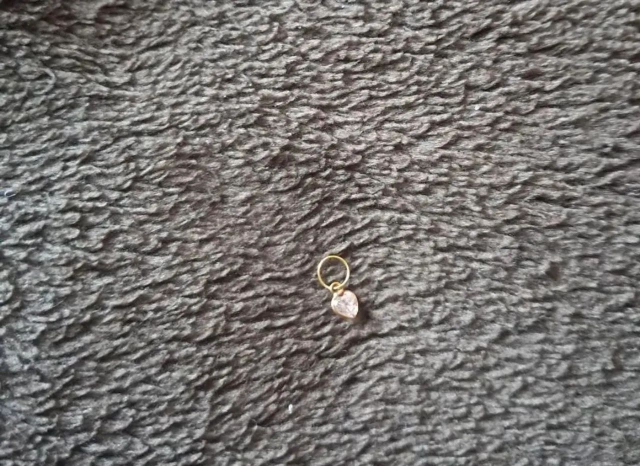 Vendo um pingente de ouro com zirconia 
