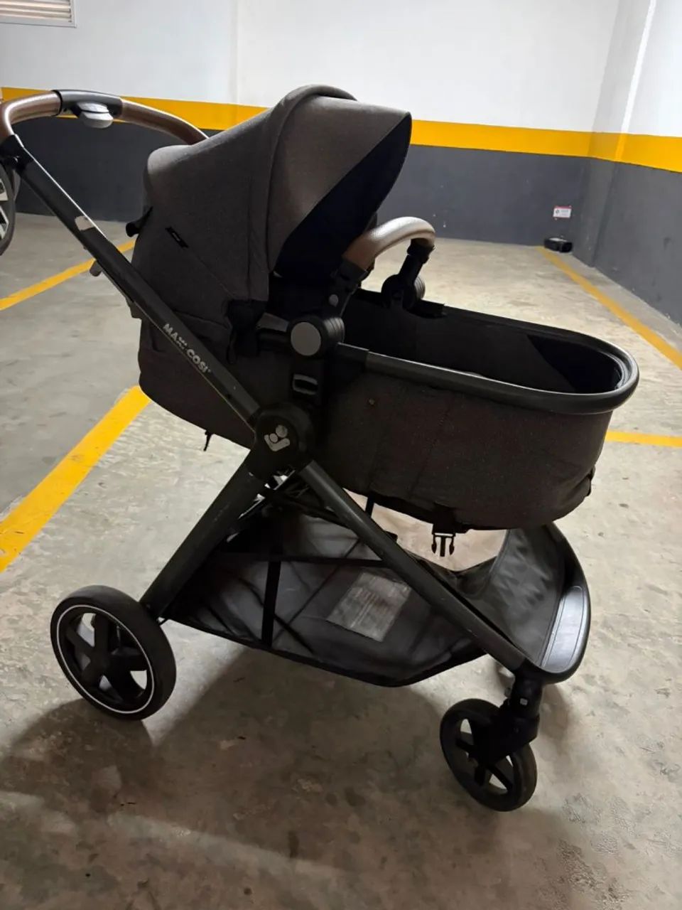 carrinho de bebê Maxi-Cosi Anna com assento 2 em 1 na cor cinza.