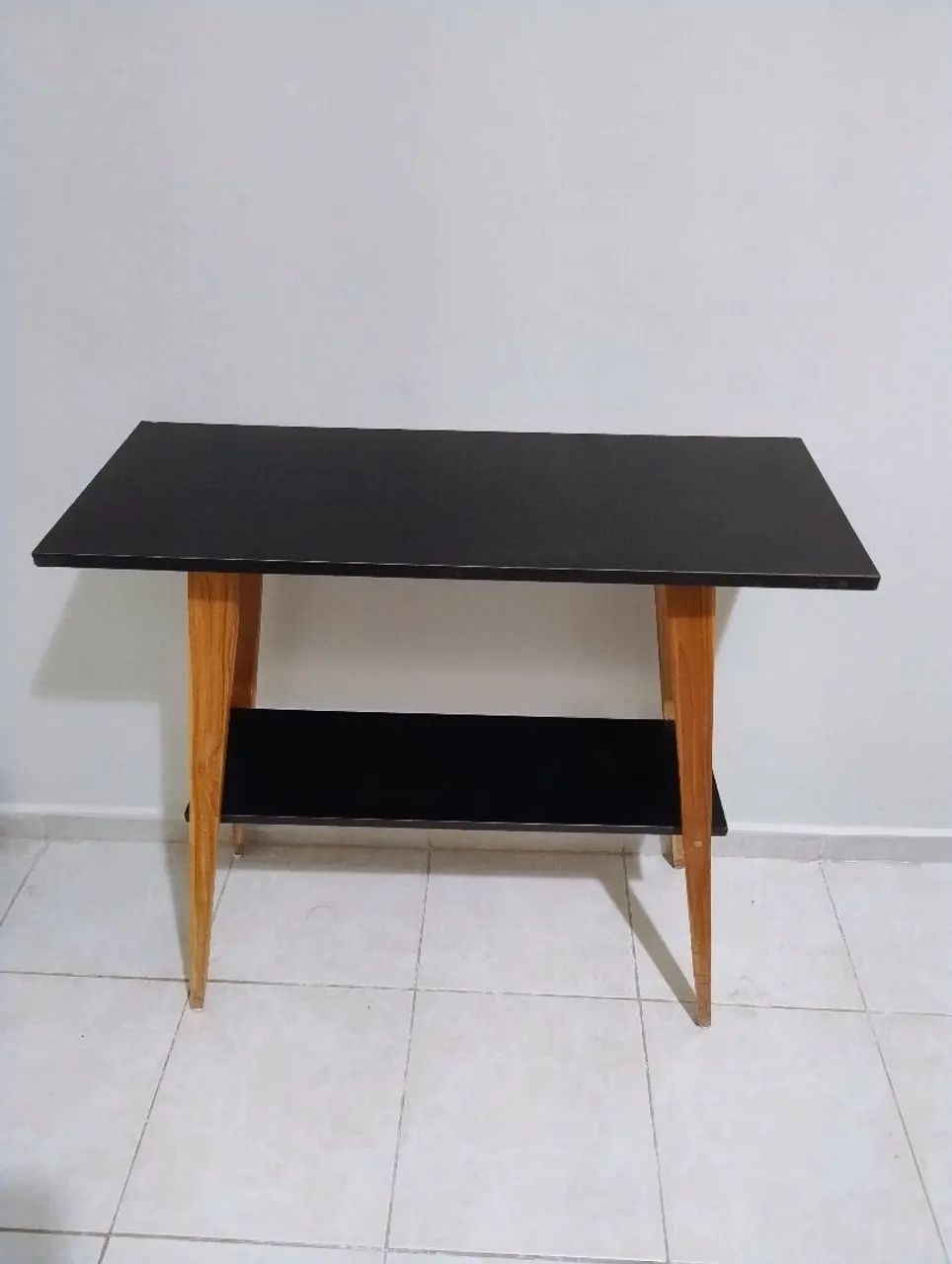 Aparador/Mesa com tampo preto e pés de madeira - Ótimo estado - Foto 3