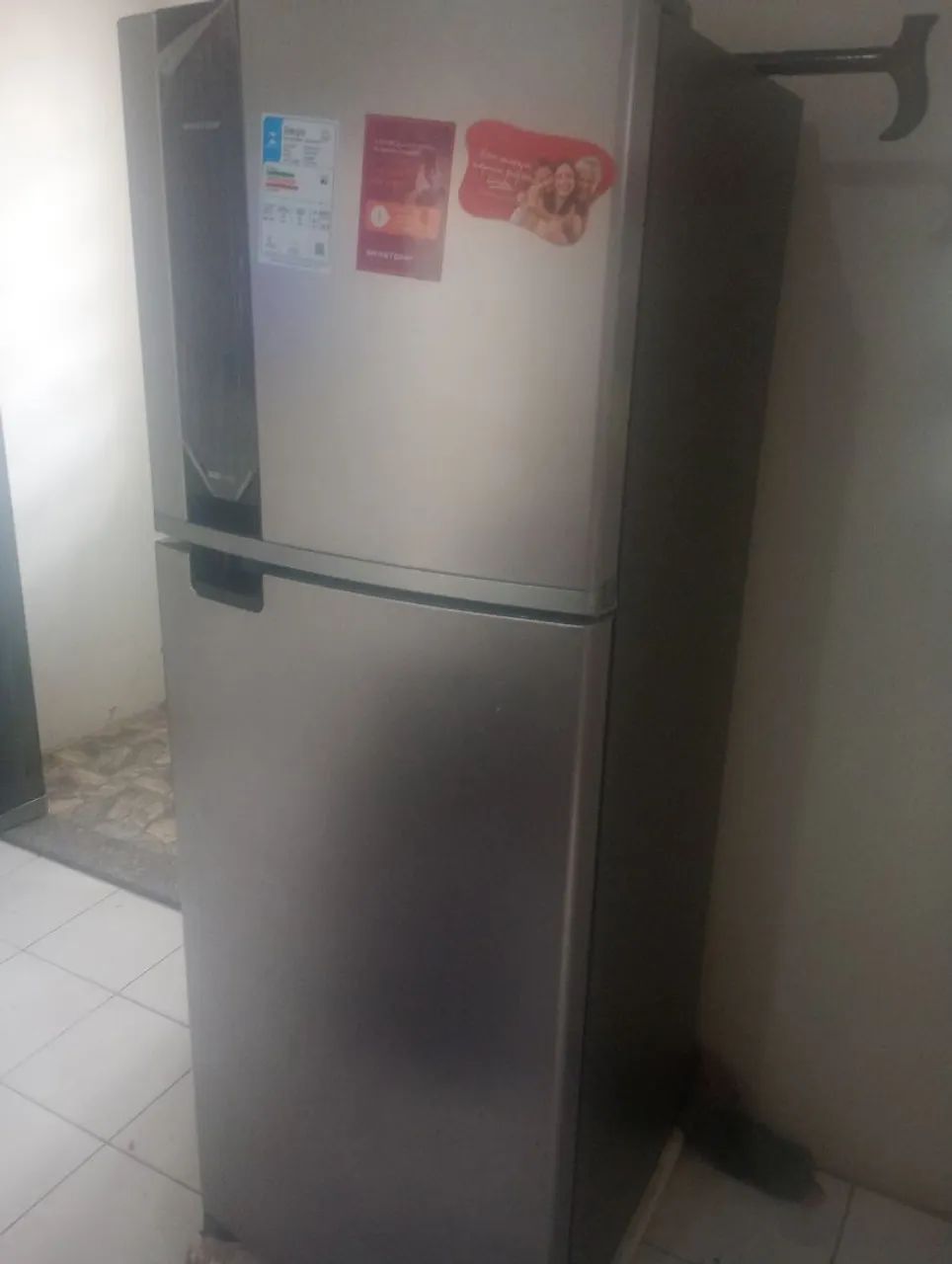Vendo uma geladeira semi nova 