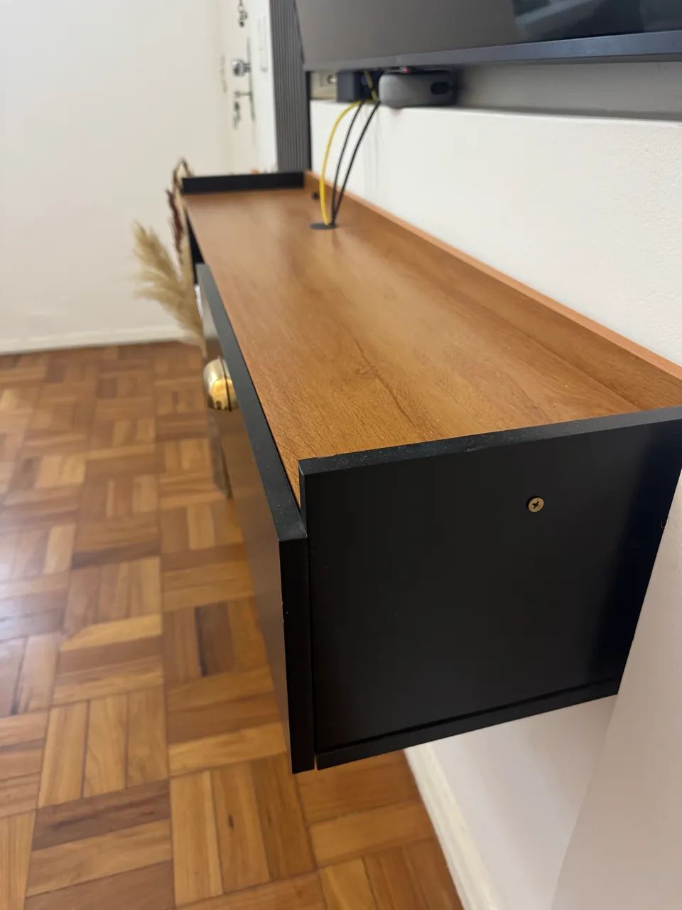 Rack Suspenso Preto com Madeira - Moderno e Excelente Estado - Foto 2