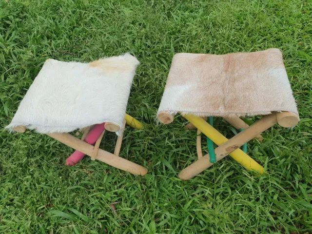 2 Bancos de madeira bonitos, com assento de pele de vaca. - Foto 3