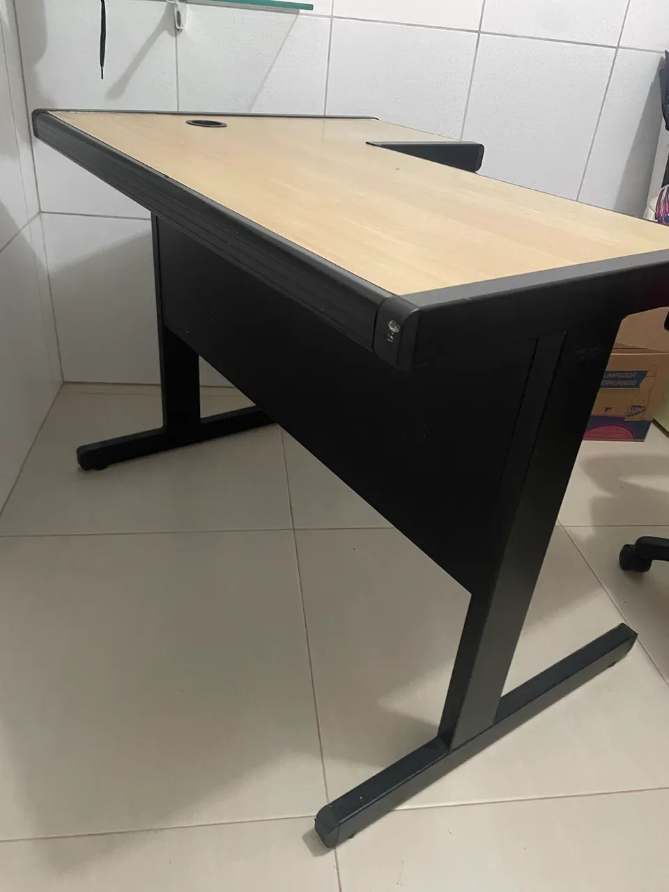 Mesa de Escritório com Design Moderno - R$300