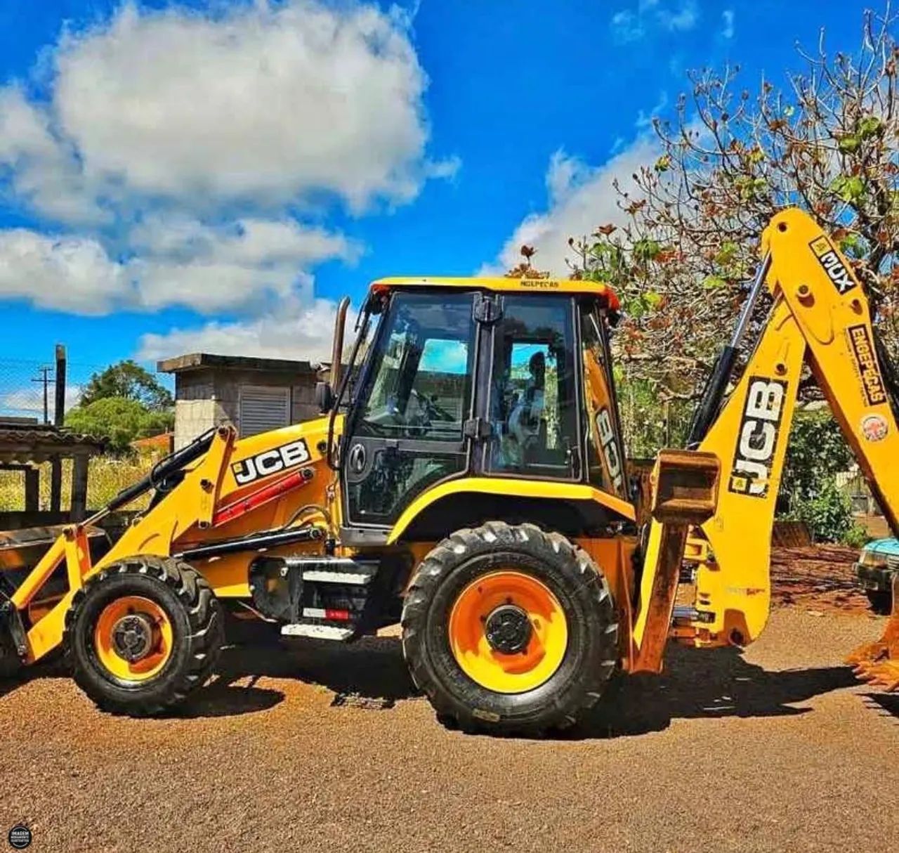 Retroescavadeira JCB à venda!