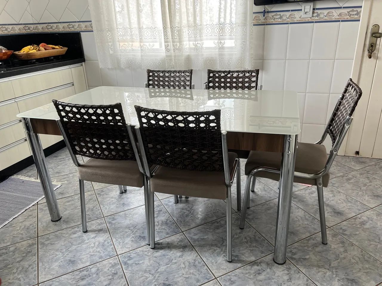 VENDO MESA COM 5 CADEIRAS