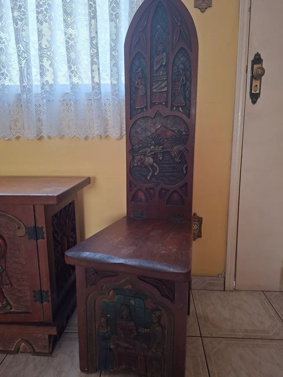 Cadeiras, móvel 2 portas e pia batismal - Foto 3