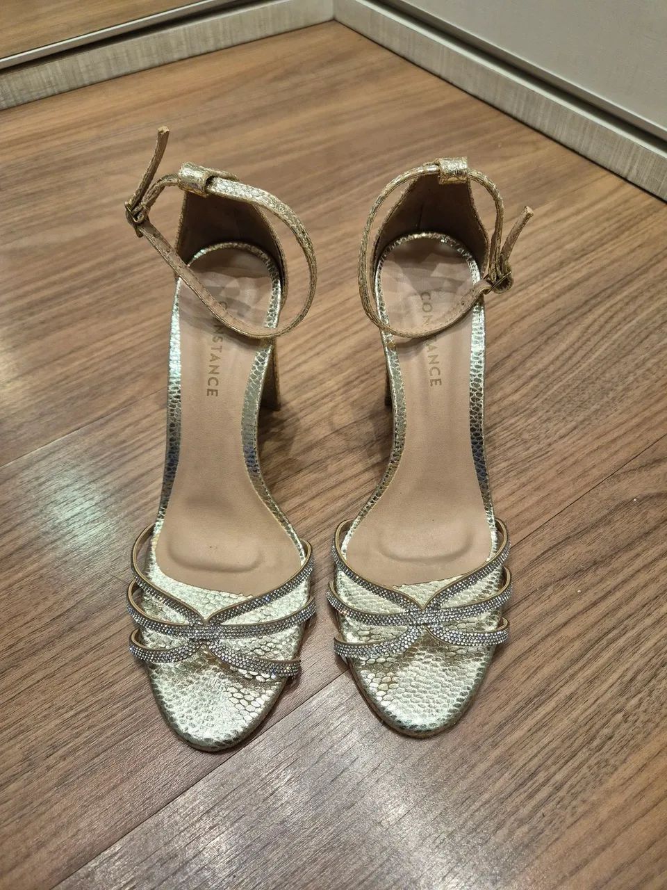 Sandália Constance salto dourada 38 - Foto 2