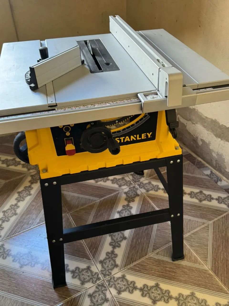 Serra de mesa Stanley 110v
