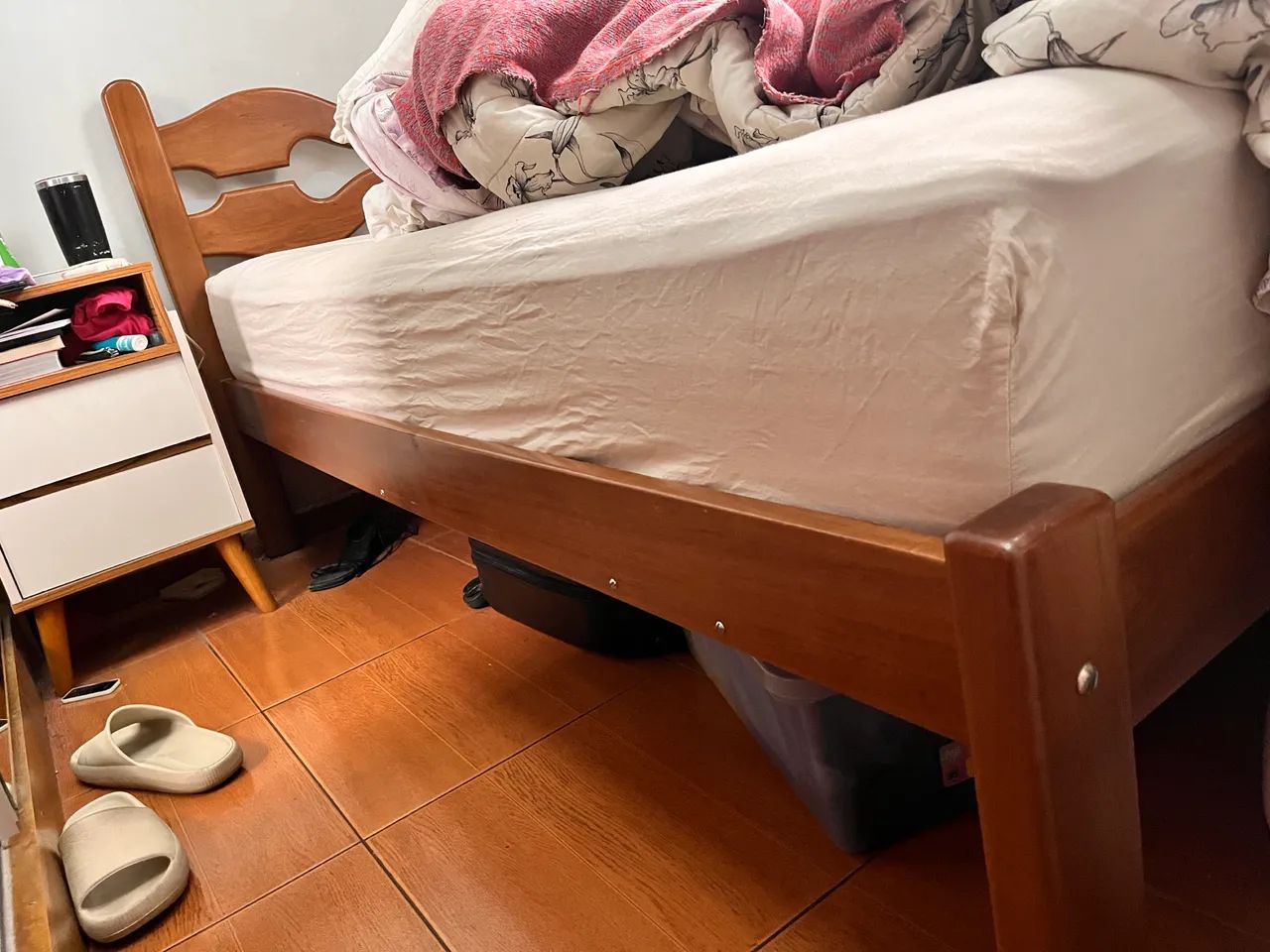 Cama de solteiro em madeira maciça (mogno) - Foto 2