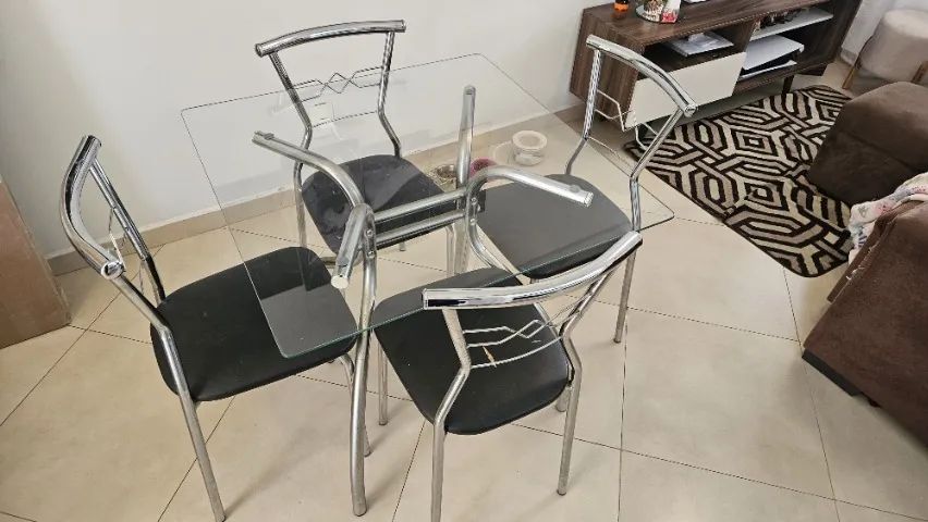 Mesa de jantar com tampo de vidro e 4 cadeiras inox - Foto 5