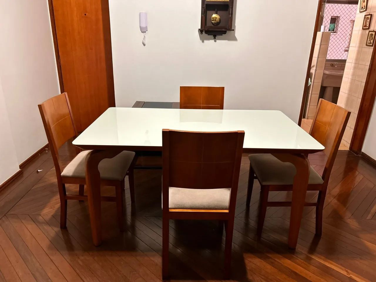 Mesa de jantar com 4 cadeiras 
