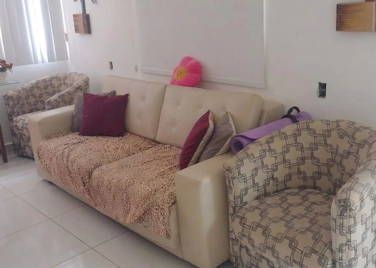 Conjunto sofá e poltronas 