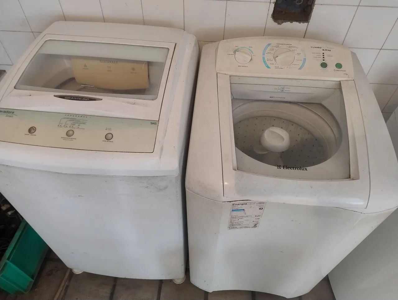 Duas máquinas de lavar com pequeno defeito 