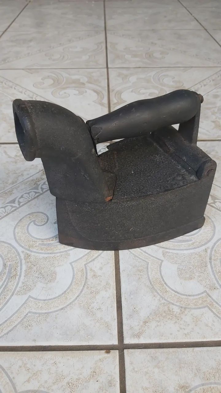 Ferro passar roupa antigo