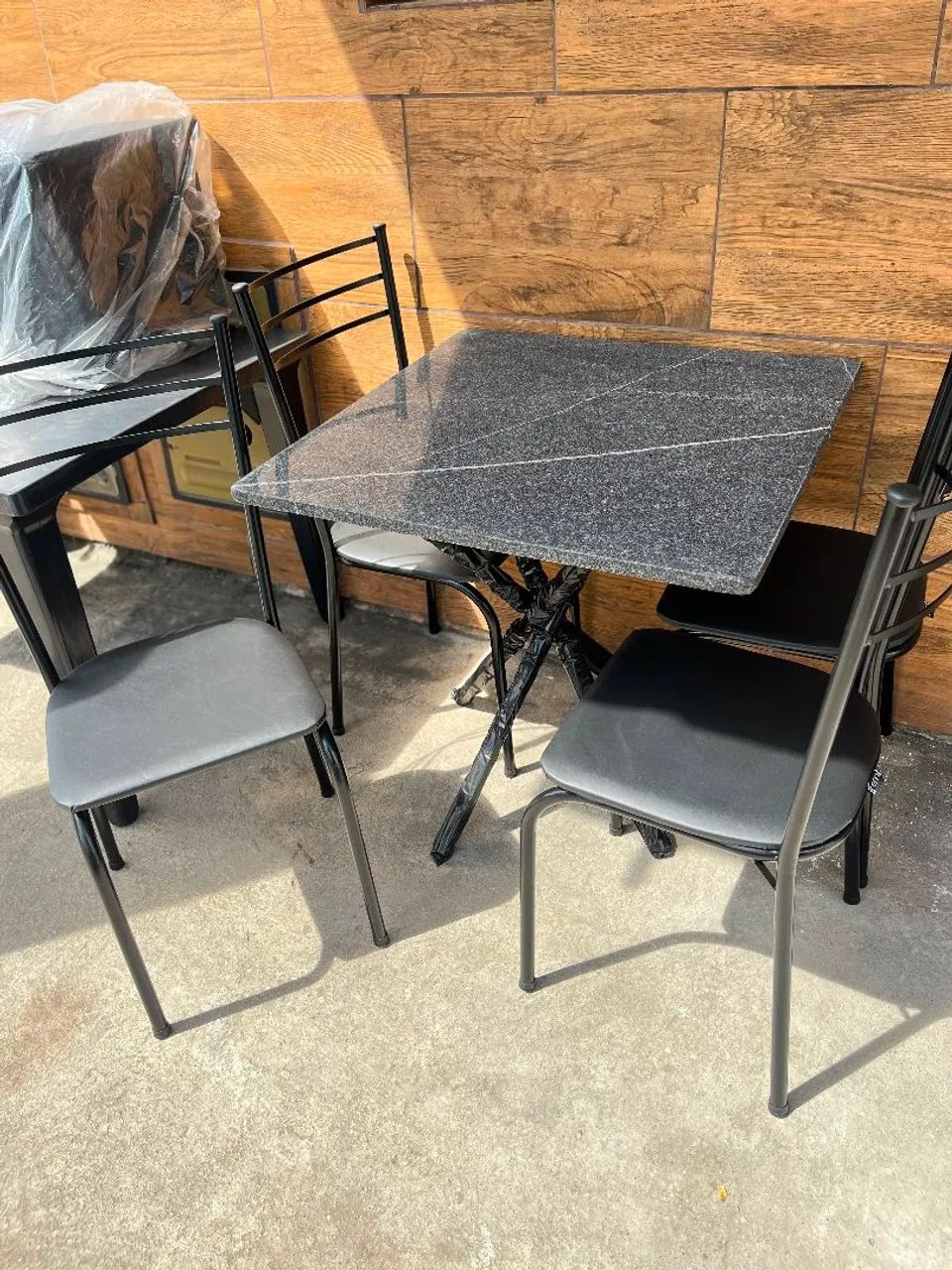 Mesa quadrada com 4 cadeiras, montagem e frete grátis! - Foto 2