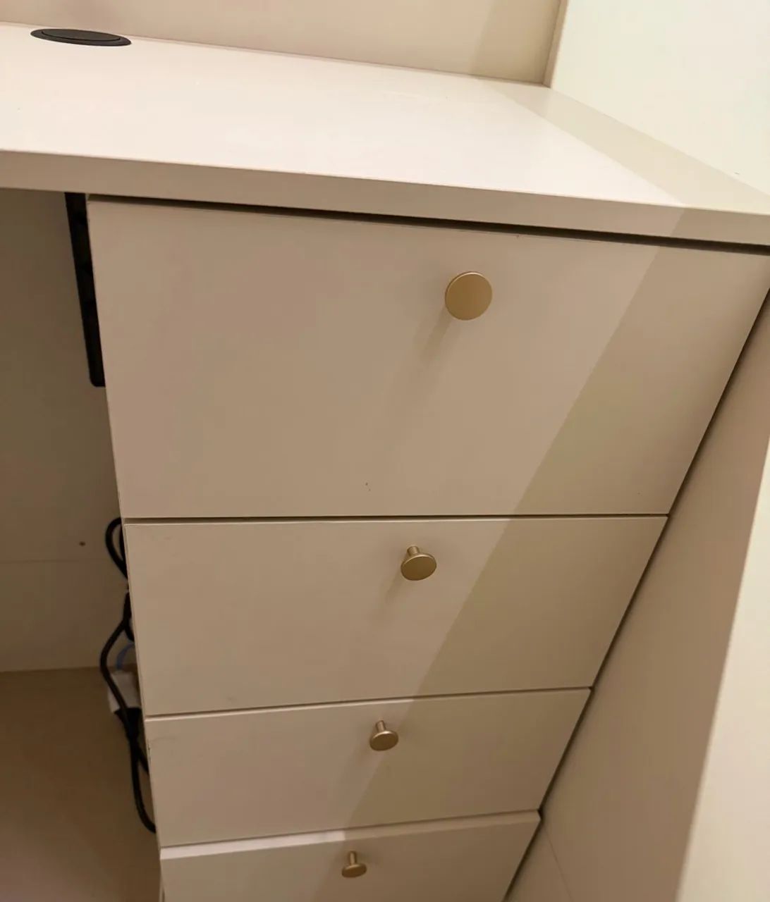 Balcão de recepção ripado em MDF - estilo moderno