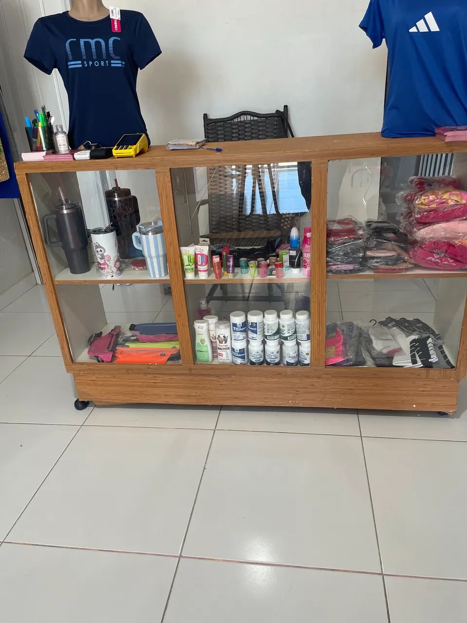 Vendo balcão para loja com vidro expositor  - Foto 2