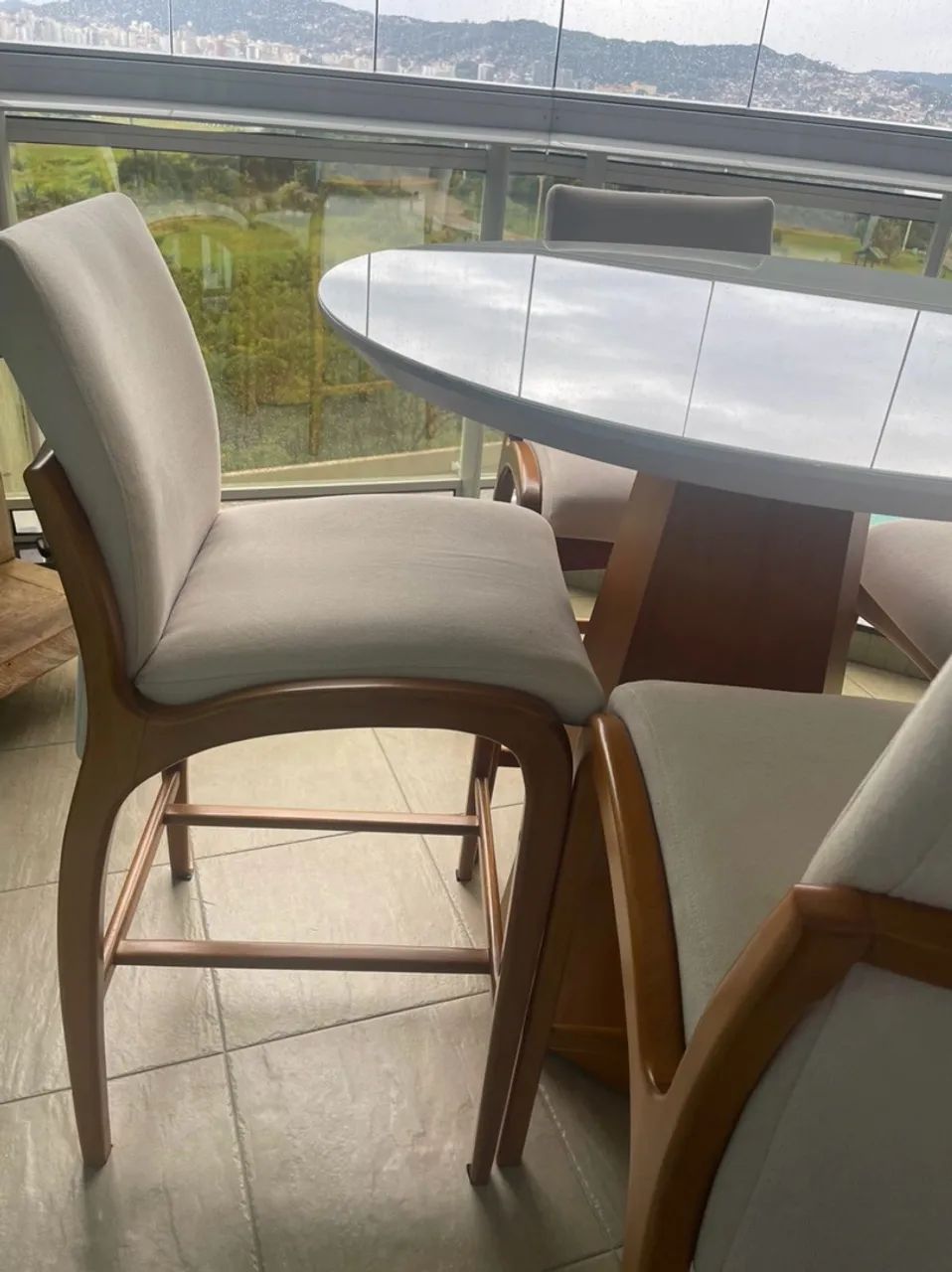 Conjunto bistrô - Mesa com 1mt de diâmetro + 6 Banquetas