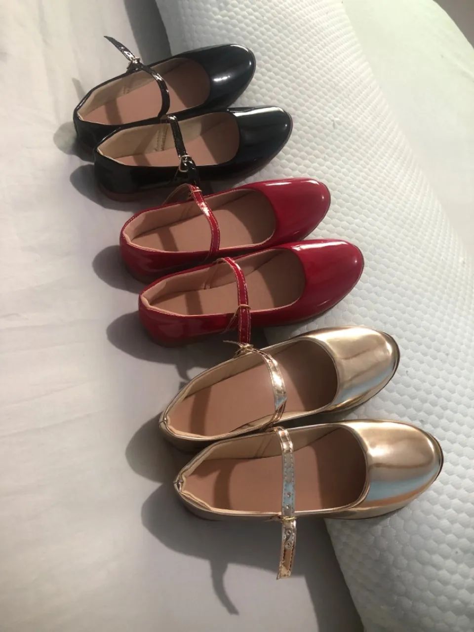 Vende -se 3 pares de sapatos novos.