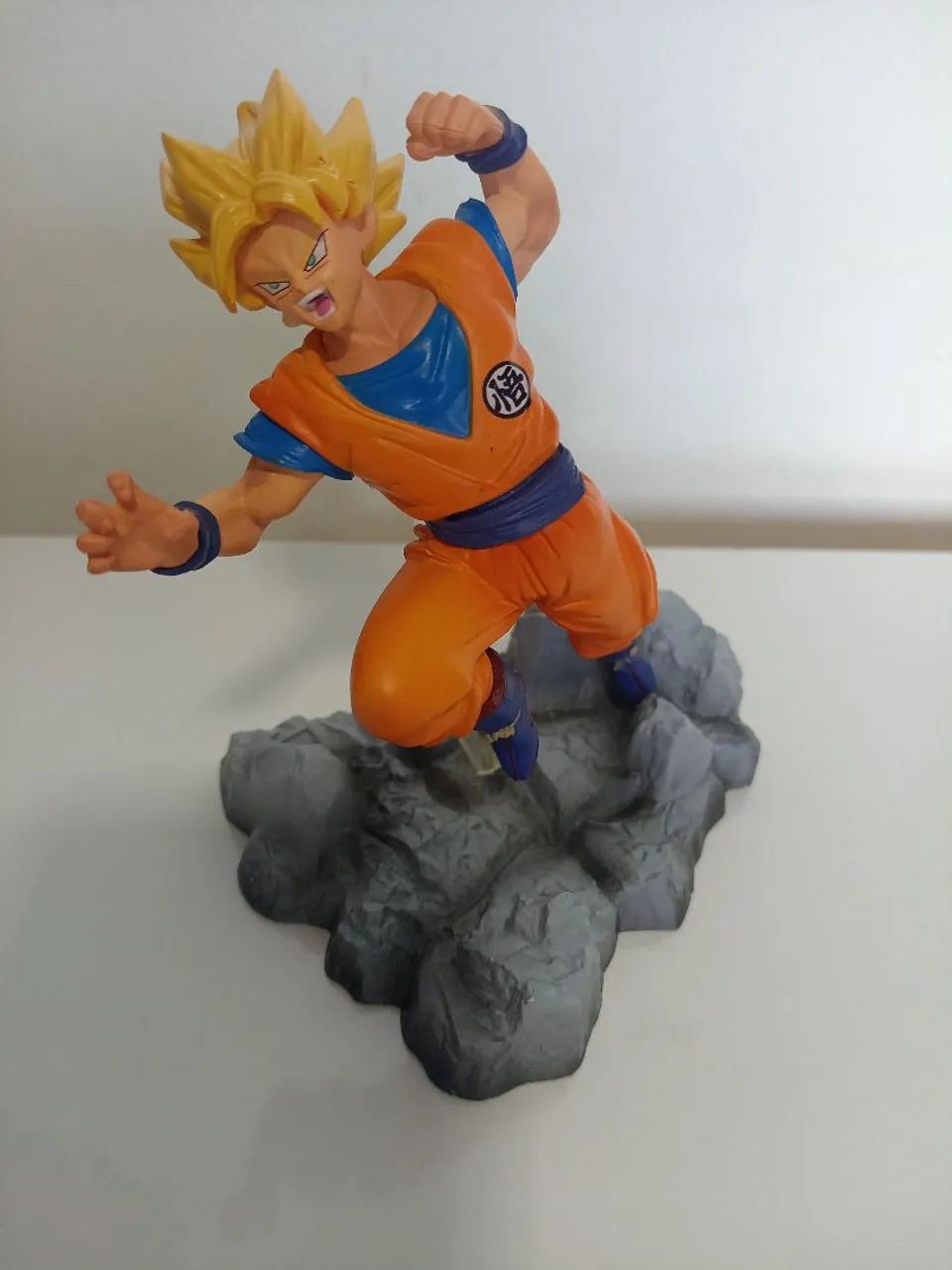 Goku em posição de ataque action figure 14 cm!