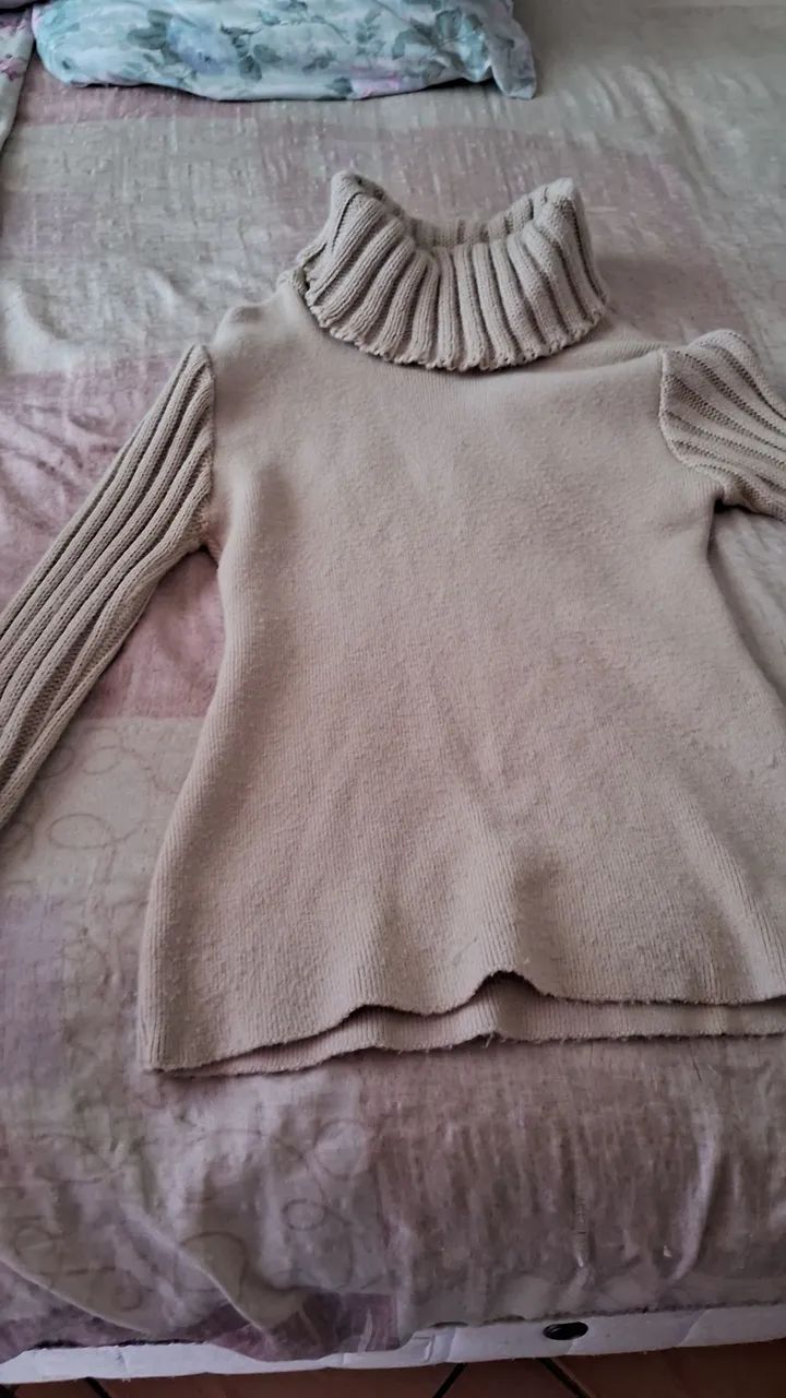  Muitas roupas femininas  - Foto 4