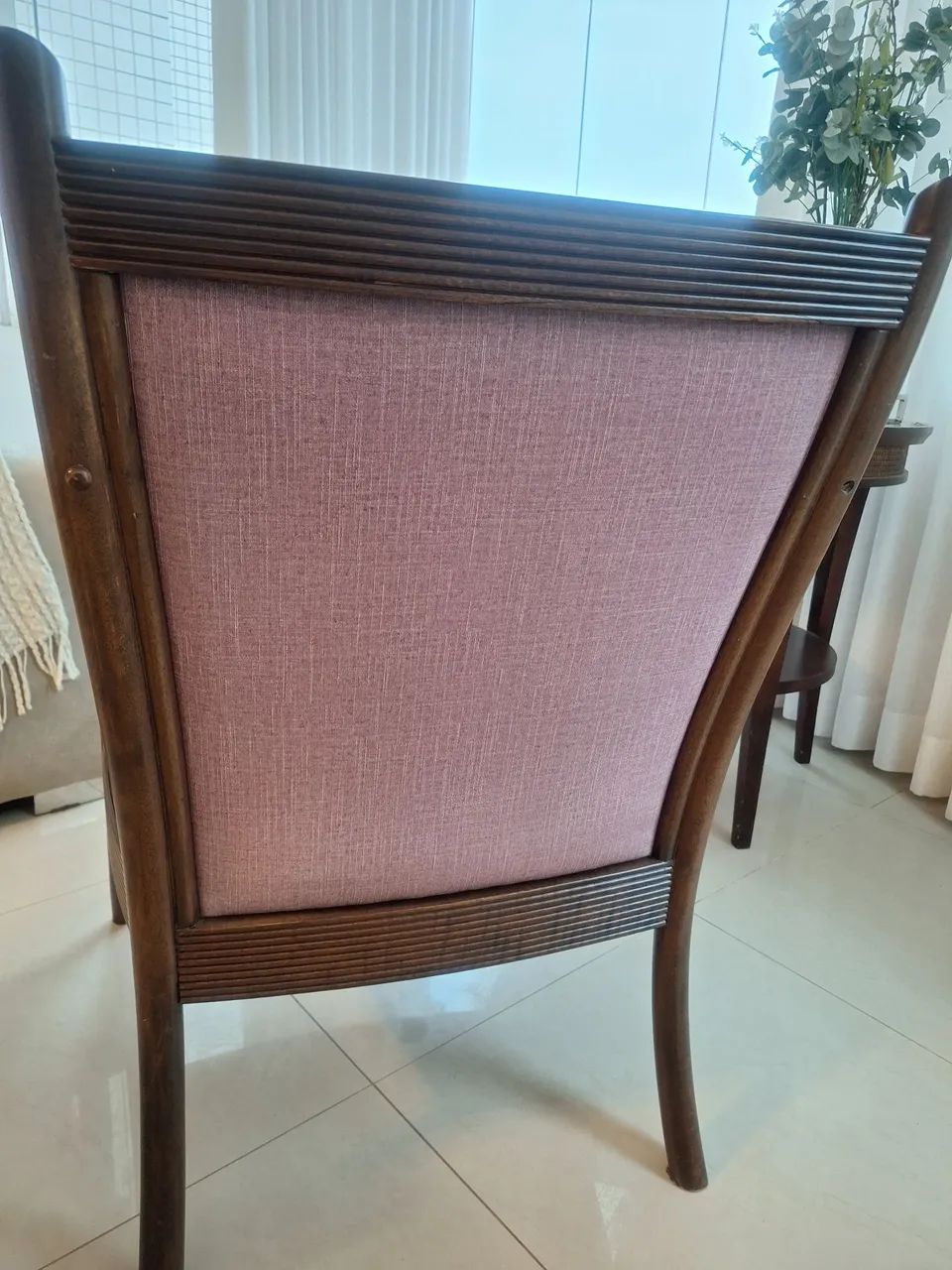 Cadeiras e mesa para decoração seminovas.65562846306946125
