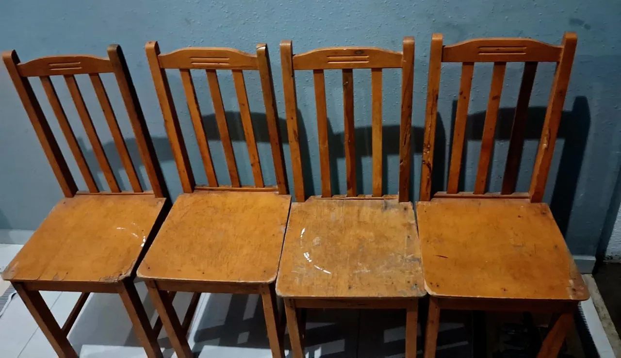Mesa com 4 cadeiras madeira resistente  - Foto 3