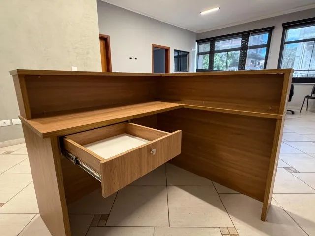 BALCÃO RECEPÇÃO ESCRITÓRIO EM L COM MESA E GAVETA  - Foto 3