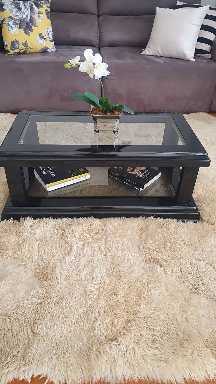 Mesa de centro preta com tampo de vidro