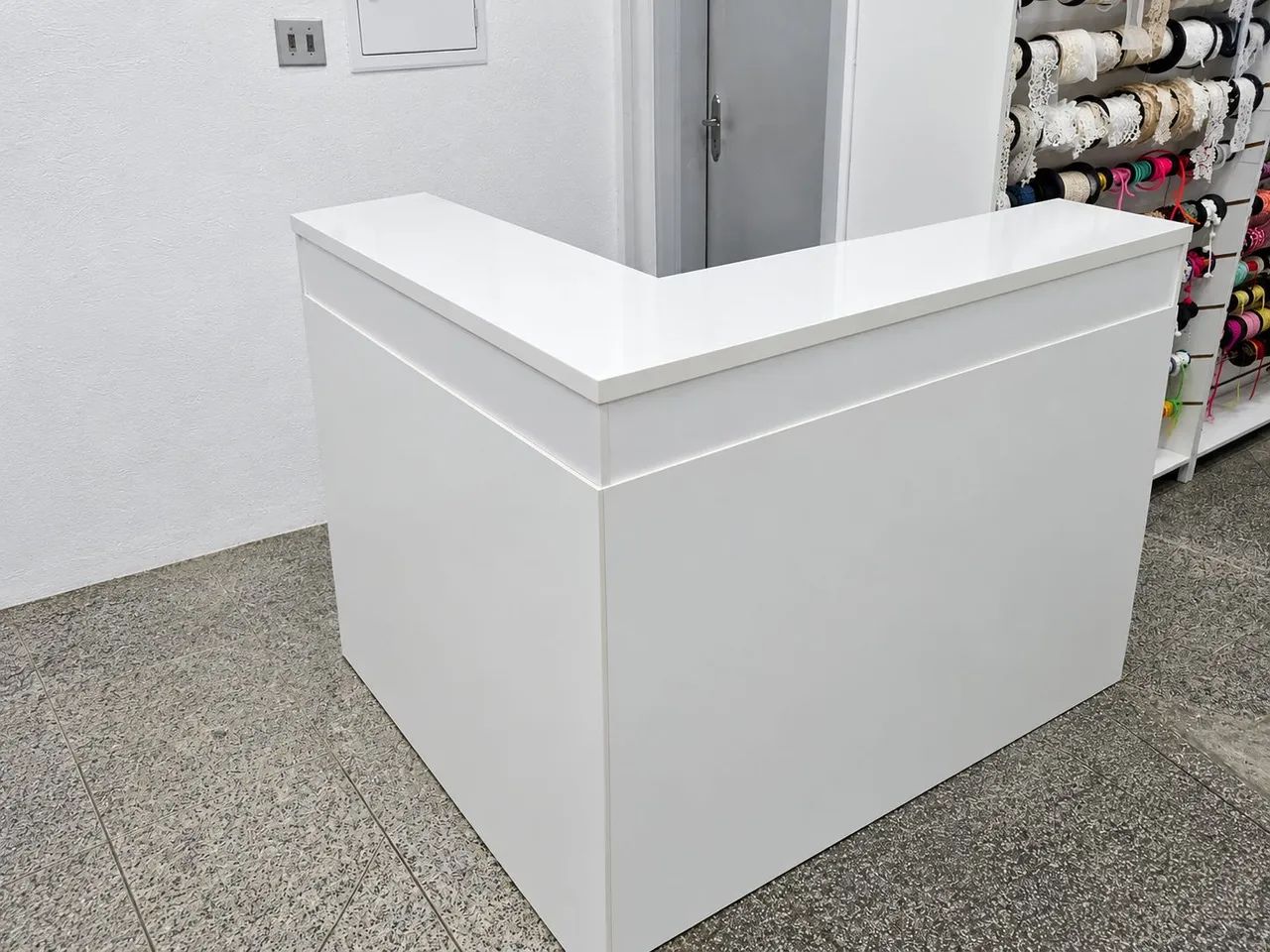 Balcão caixa em "L"