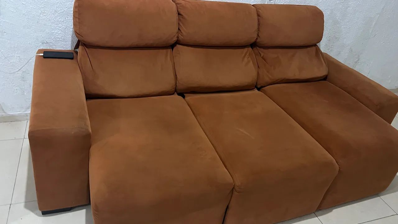 Sofá retrátil grande na cor laranja 