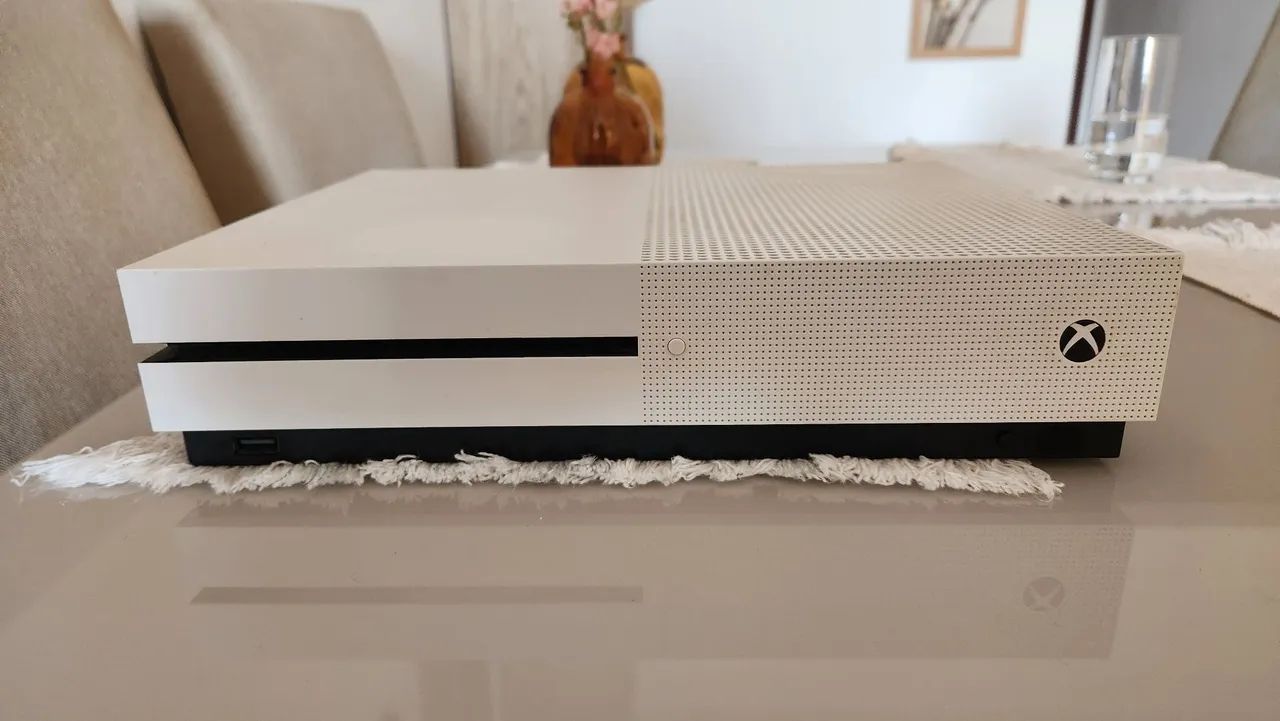 XBox One S 500gb com 2 controles - Foto 2