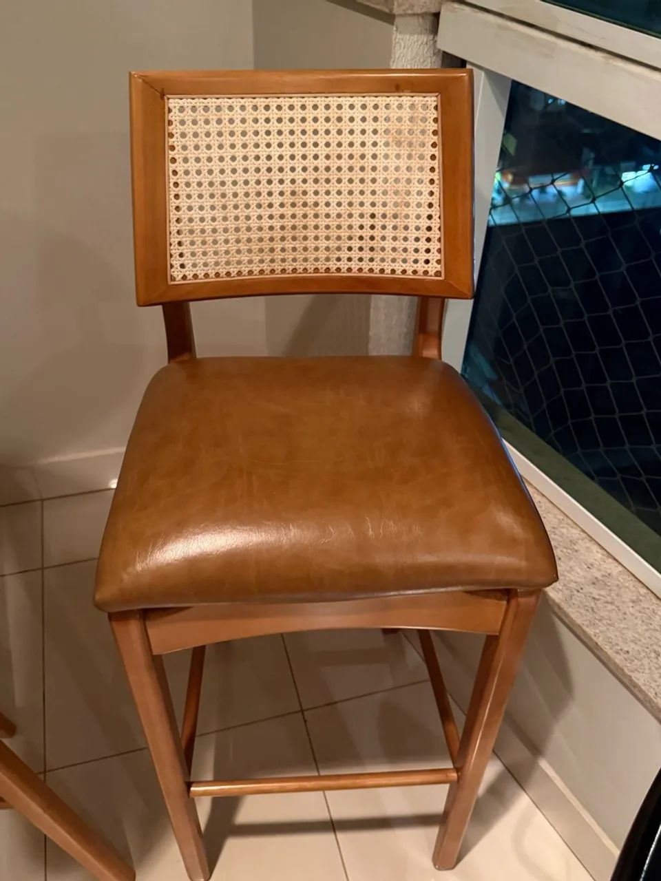 Mesa alta com 2 banquetas  - Foto 4