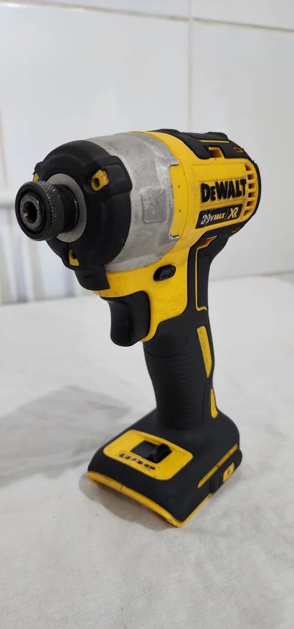 PARAFUSADEIRA DE IMPACTO - DEWALT 1/4" ( sem bateria e sem carregador ) - Foto 4